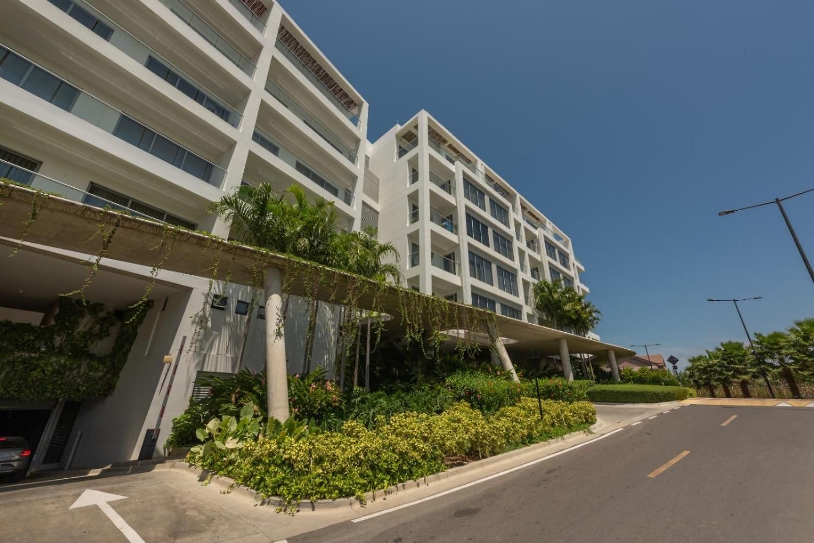 Frente Al Mar, Con Playa Y 4 Piscinas En *