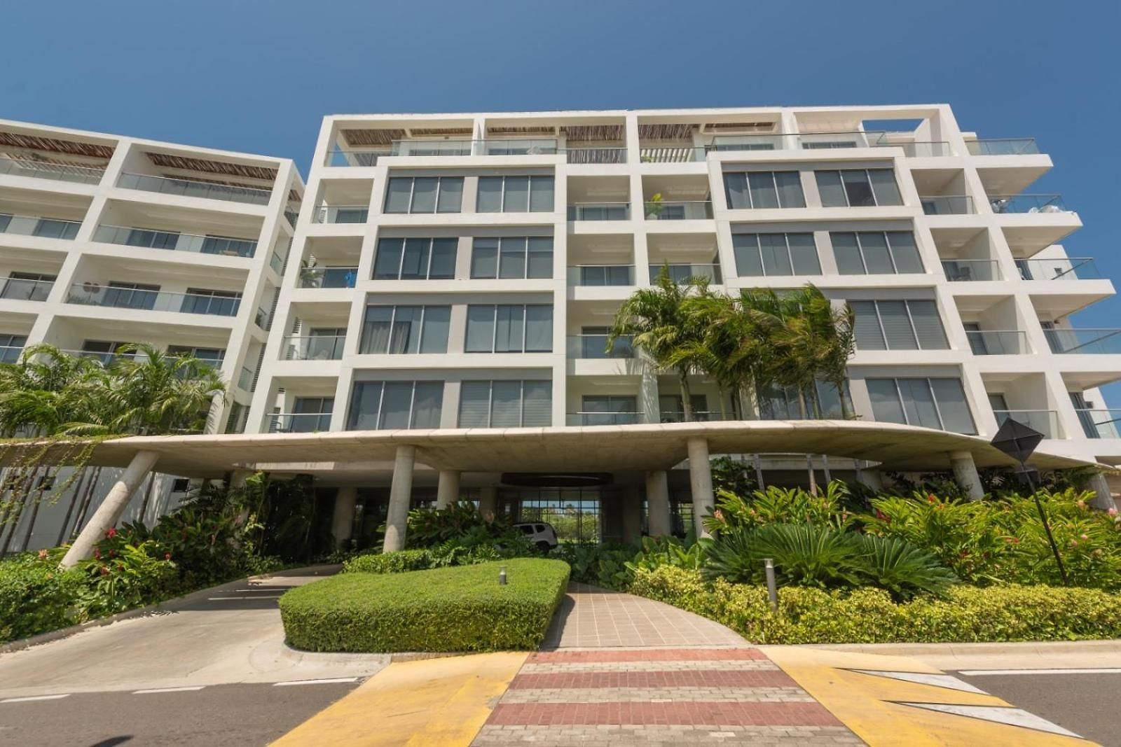 Frente Al Mar, Con Playa Y 4 Piscinas En