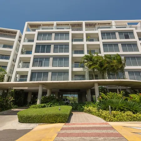 Frente Al Mar, Con Playa Y 4 Piscinas En