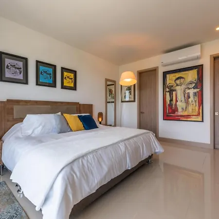 Frente Al Mar, Con Playa Y 4 Piscinas En