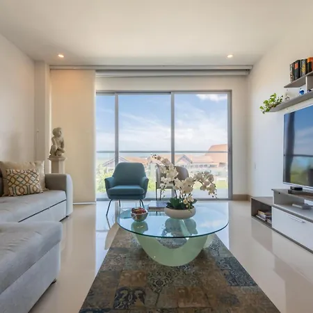 Frente Al Mar, Con Playa Y 4 Piscinas En Apartamento