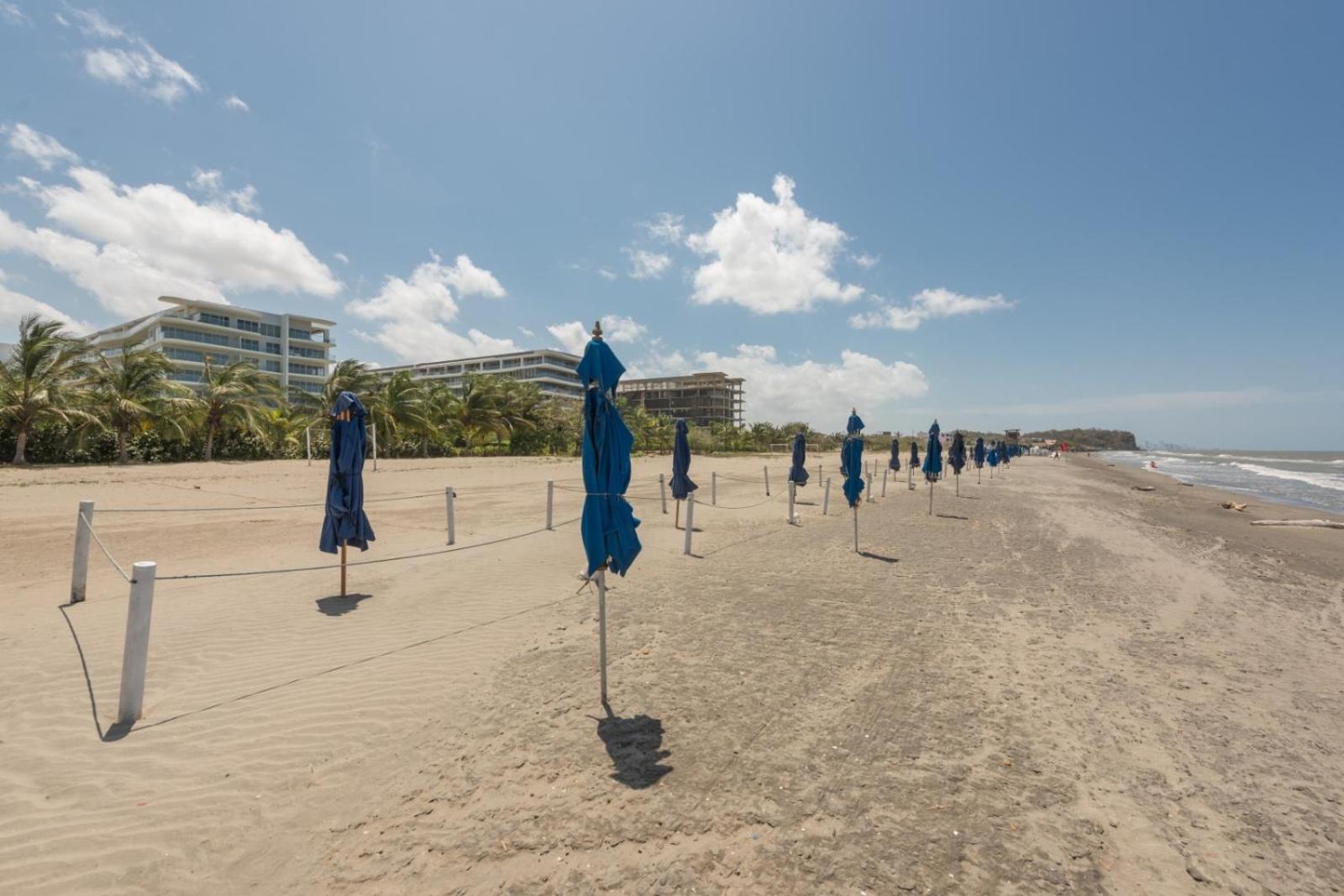 Frente Al Mar, Con Playa Y 4 Piscinas En Apartamento Cartagena